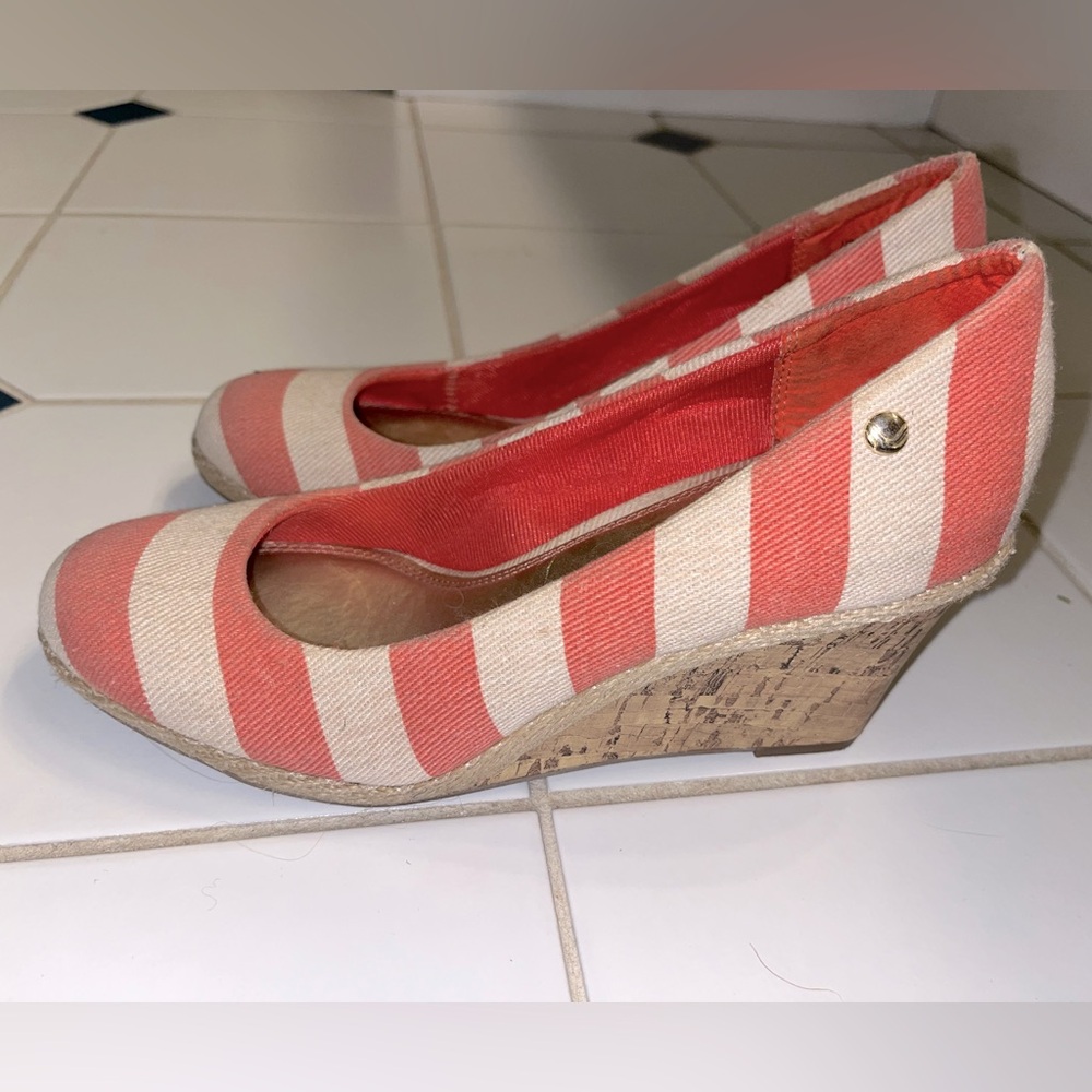 Coral and cream striped wedge heals (size 7)